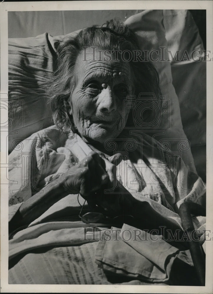 1948 Press Photo Miss Bessie Impett bedridden will not sell her 34 acre land