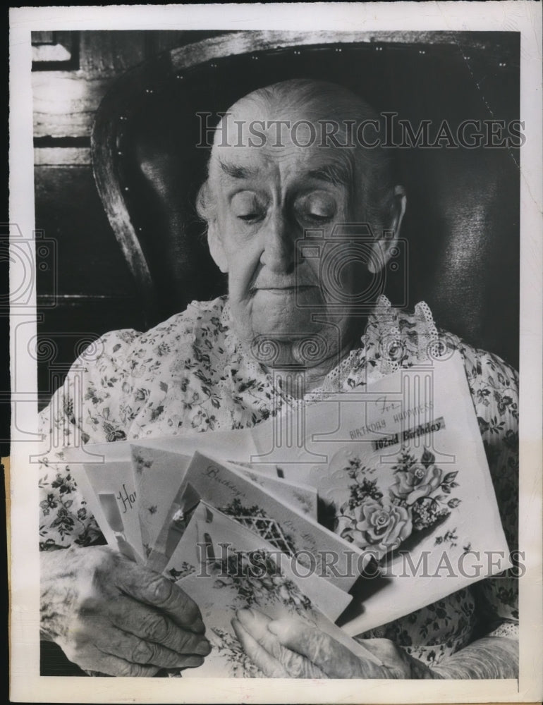 1948 Press Photo Mrs. R. Frances E. Snyder celebrates 102nd Birthday - ned96608
