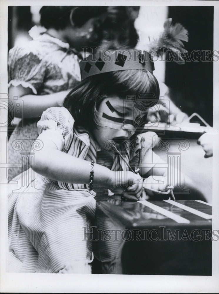 Load image into Gallery viewer, 1960 Press Photo Indian Themed children's party - ned96621
