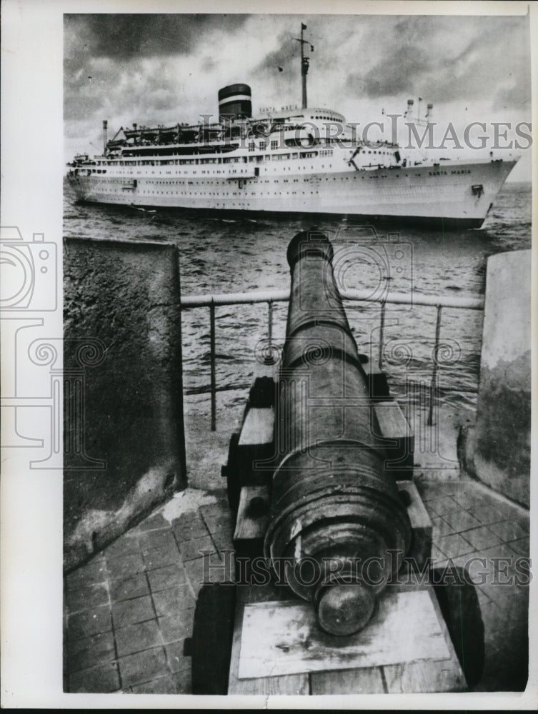 1961 Press Photo Santa Maria sail pass a cannon, once protected Curaco Harbor
