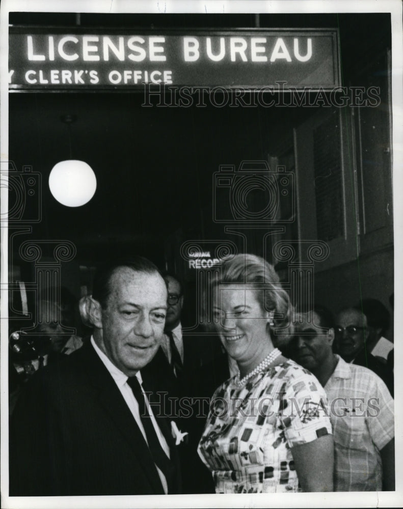 Load image into Gallery viewer, 1965 Press Photo Robert Wagner and fiance Barbara Cavanagh at license Bureau NY
