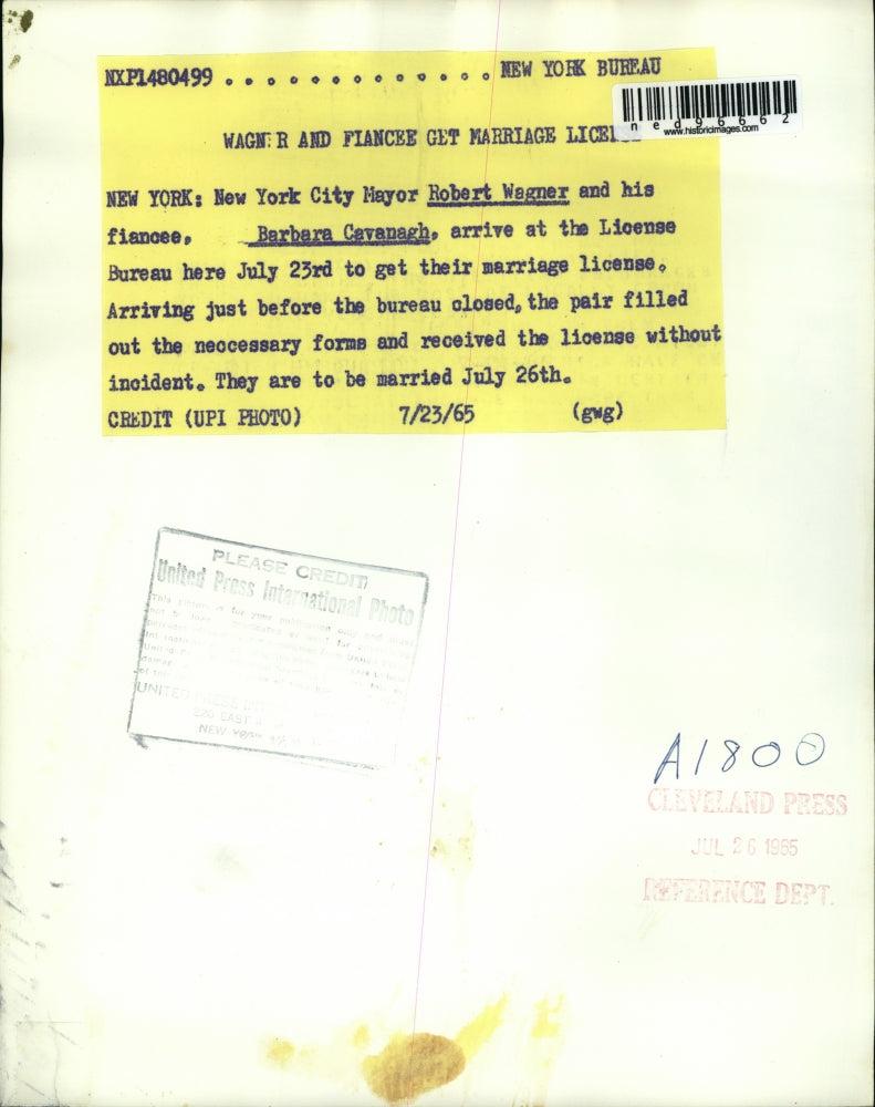 1965 Press Photo Robert Wagner and fiance Barbara Cavanagh at license Bureau NY