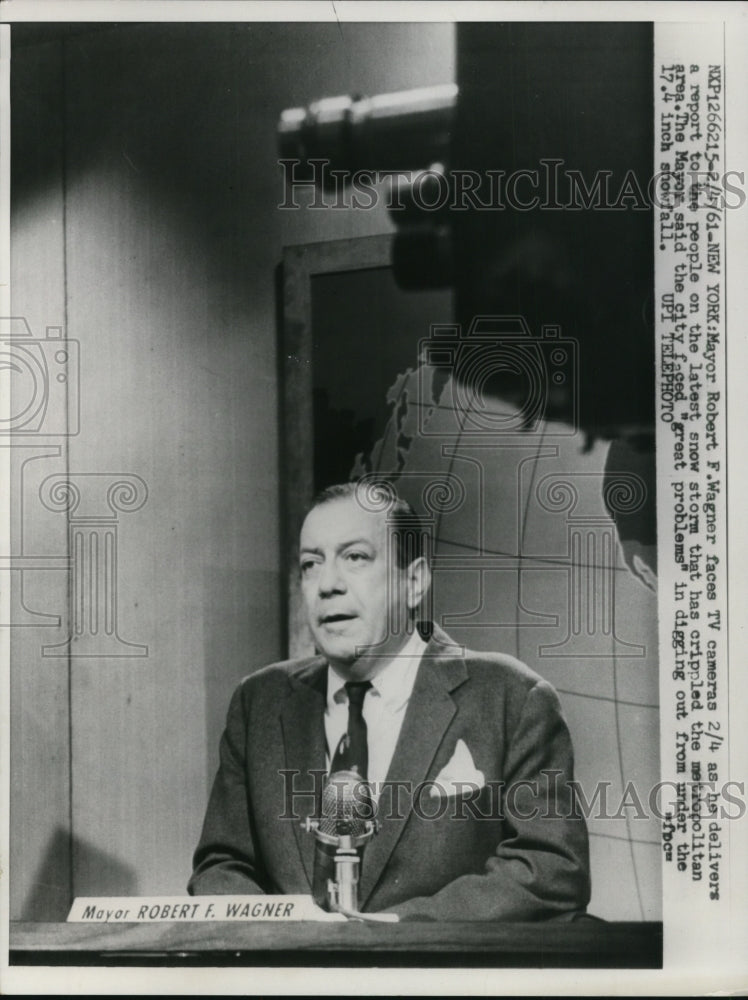 Load image into Gallery viewer, 1961 Press Photo Mayor Robert F. Wagner delivers report on snow storm New York
