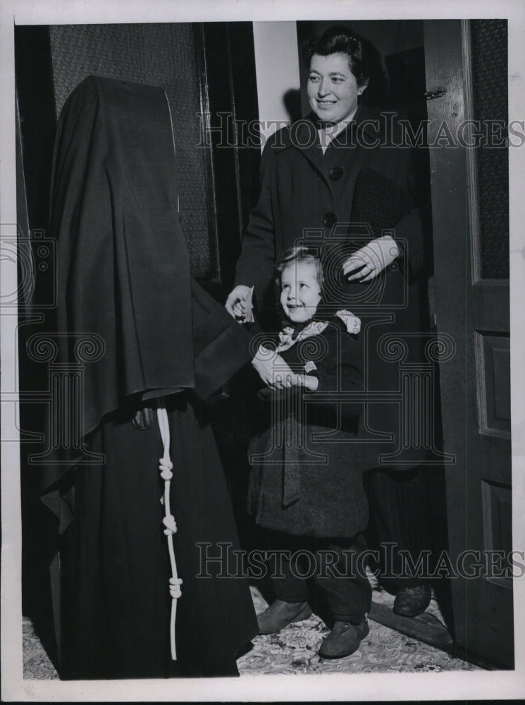 1946 Press Photo Helen Simale brings daughter Loretta Guardian Angel Day Nursery