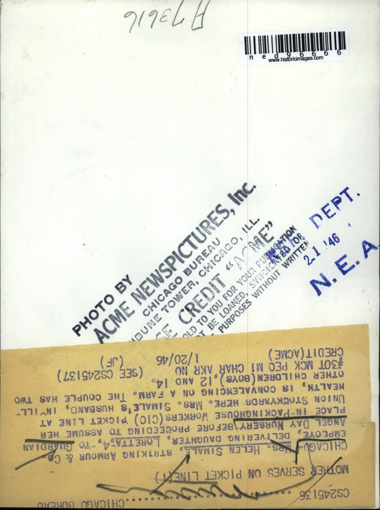 1946 Press Photo Helen Simale brings daughter Loretta Guardian Angel Day Nursery