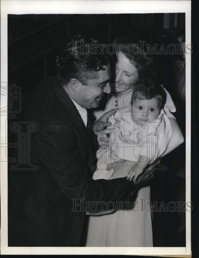 Load image into Gallery viewer, 1941 Press Photo Boston Mass Frank Stevens wife Alice &amp; baby Mitchell

