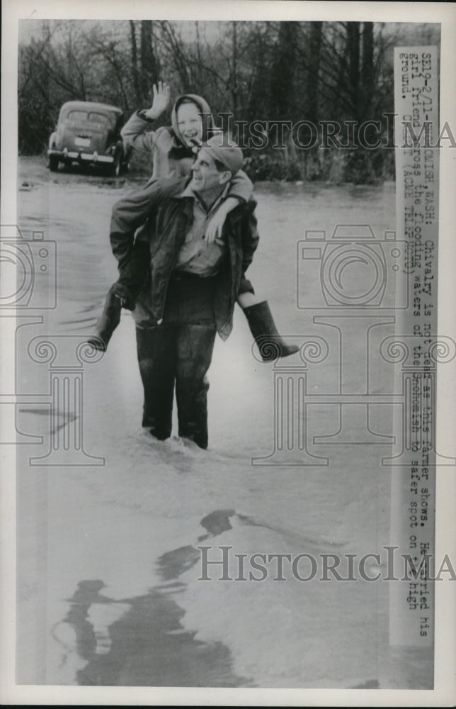 1951 Press Photo Shohomish Wash farmer & girlfriend in floodwaters