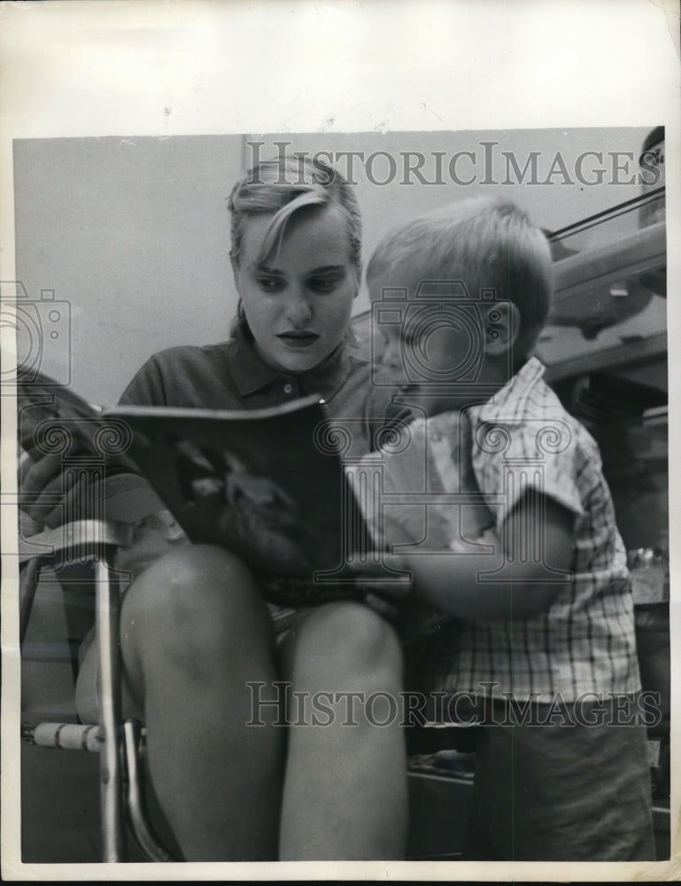 Load image into Gallery viewer, 1957 Press Photo Mrs S Goldman &amp; son Jay LI NY with trading stamp books
