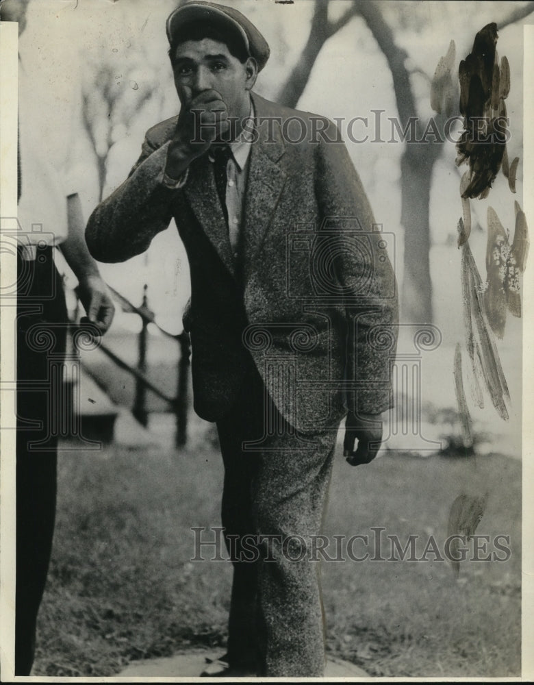 1935 Press Photo Chief Wi'ishi gives demonstration of "Taking the Power"