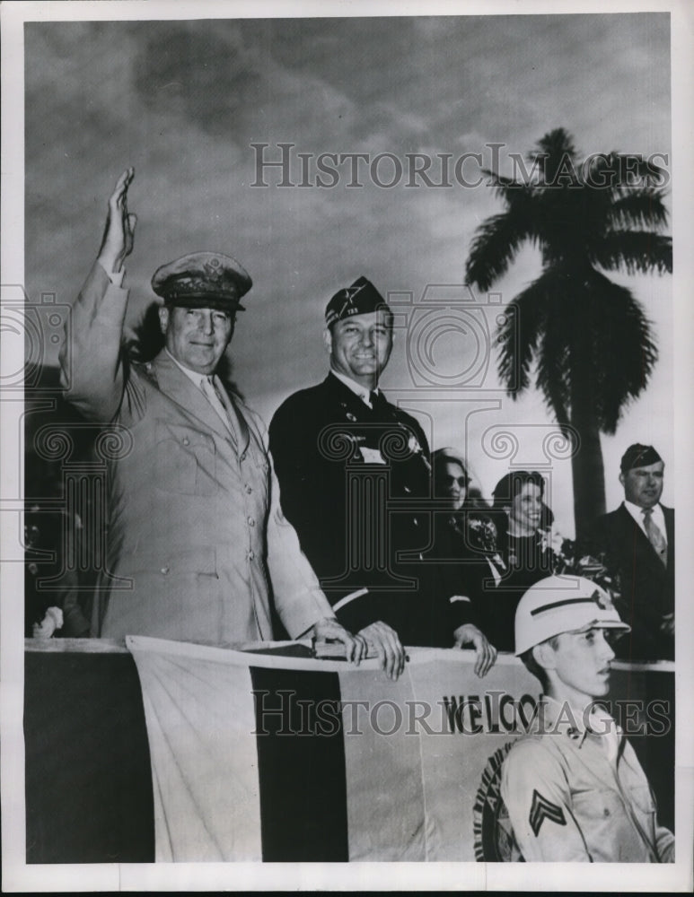 Load image into Gallery viewer, 1951 Press Photo Douglas MacArthur Erle Cooke Jr. and Mrs. Douglas MacArthur
