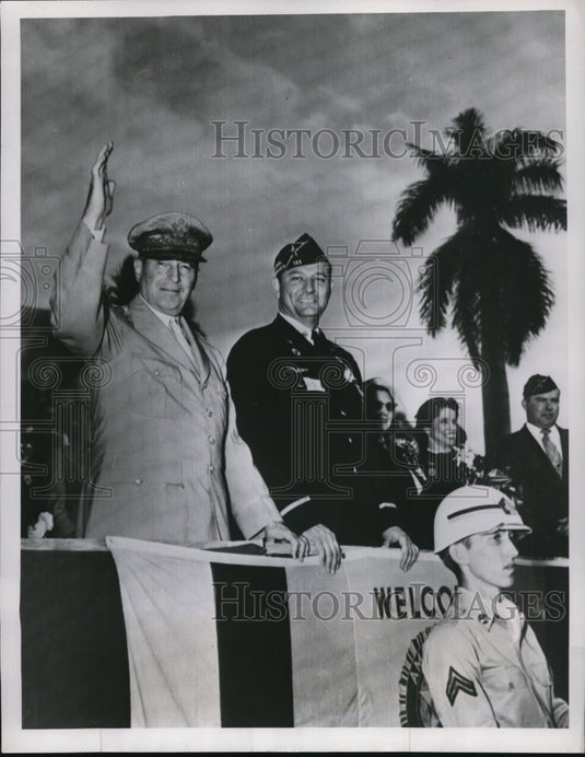 1951 Press Photo Douglas MacArthur Erle Cooke Jr. and Mrs. Douglas MacArthur