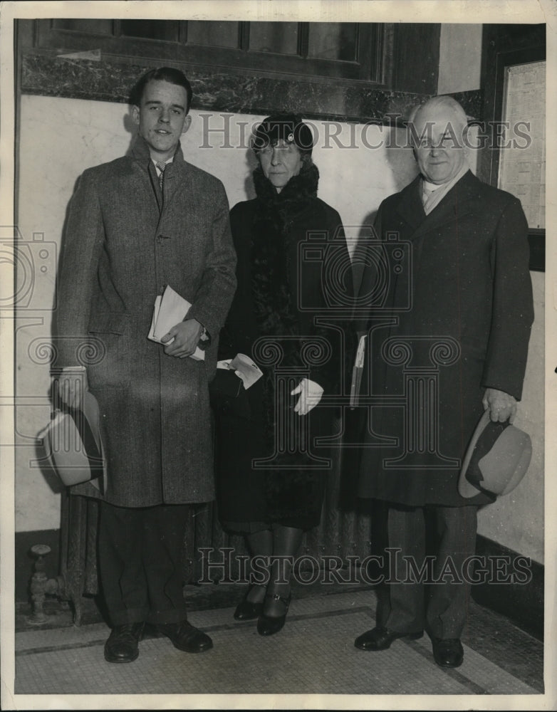 Load image into Gallery viewer, 1931 Press Photo Dr. Robert A. Millikan with wife and son Max, A.A.A.S
