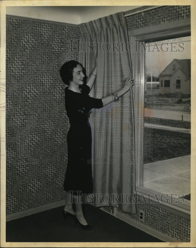 1958 Press Photo Owens Corning Fibergalss Corp, Mrs Shiver & window treatments