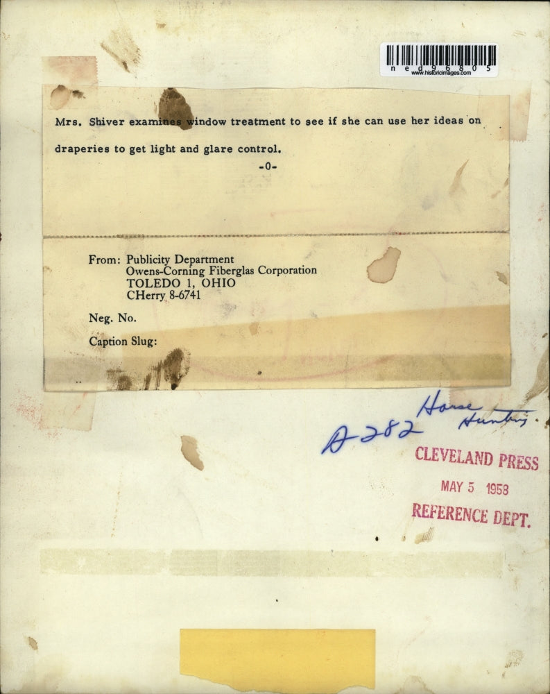 1958 Press Photo Owens Corning Fibergalss Corp, Mrs Shiver & window treatments