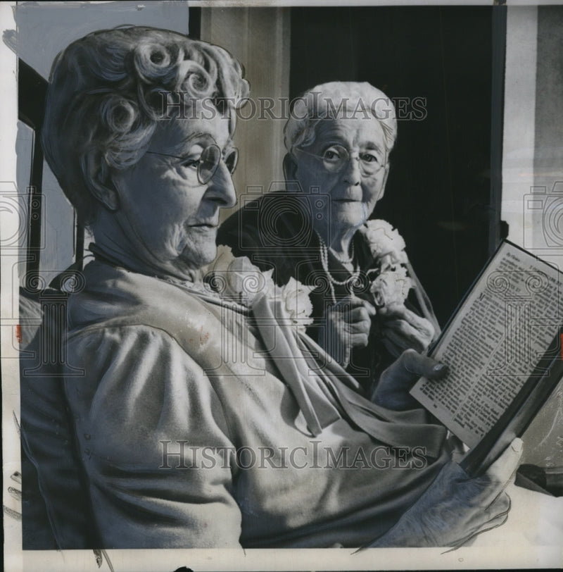 Load image into Gallery viewer, 1954 Press Photo Mrs Nelie Lloyd &amp; Sister Mrs Luti Shumway Both 100 Years Old
