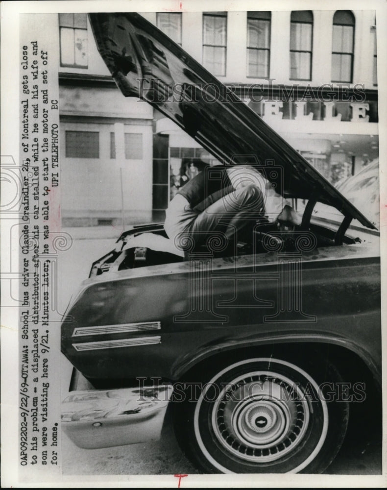 1969 Press Photo Ottawa Canada bus driver Claude Graindler in engine of his auto