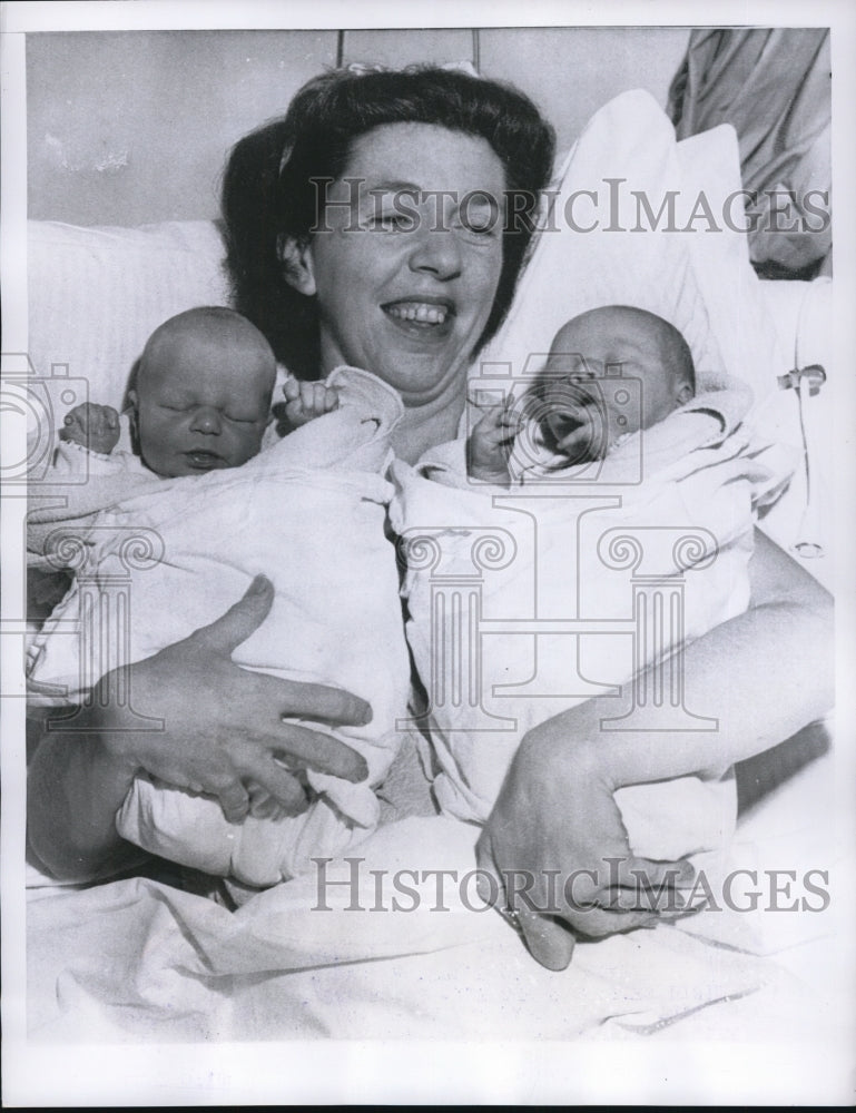 1956 Press Photo Mrs. Rachel Roberts with babies Bruce Peter and Mark Edward