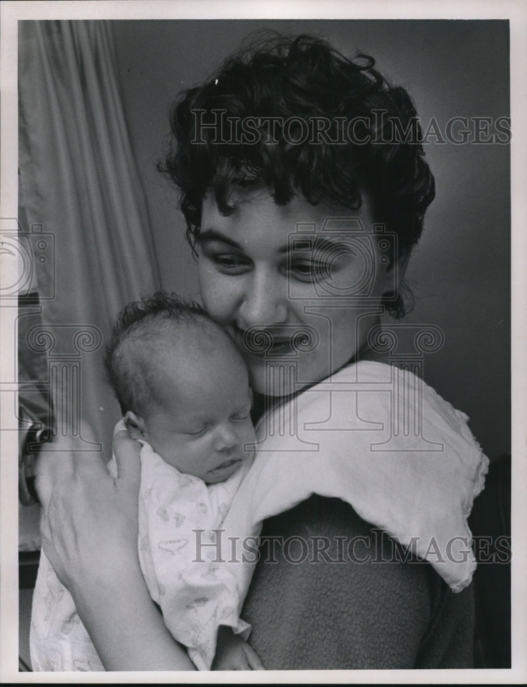 1963 Press Photo Mrs. Barbara Axe with 1 of her quad babies, Anna Marie