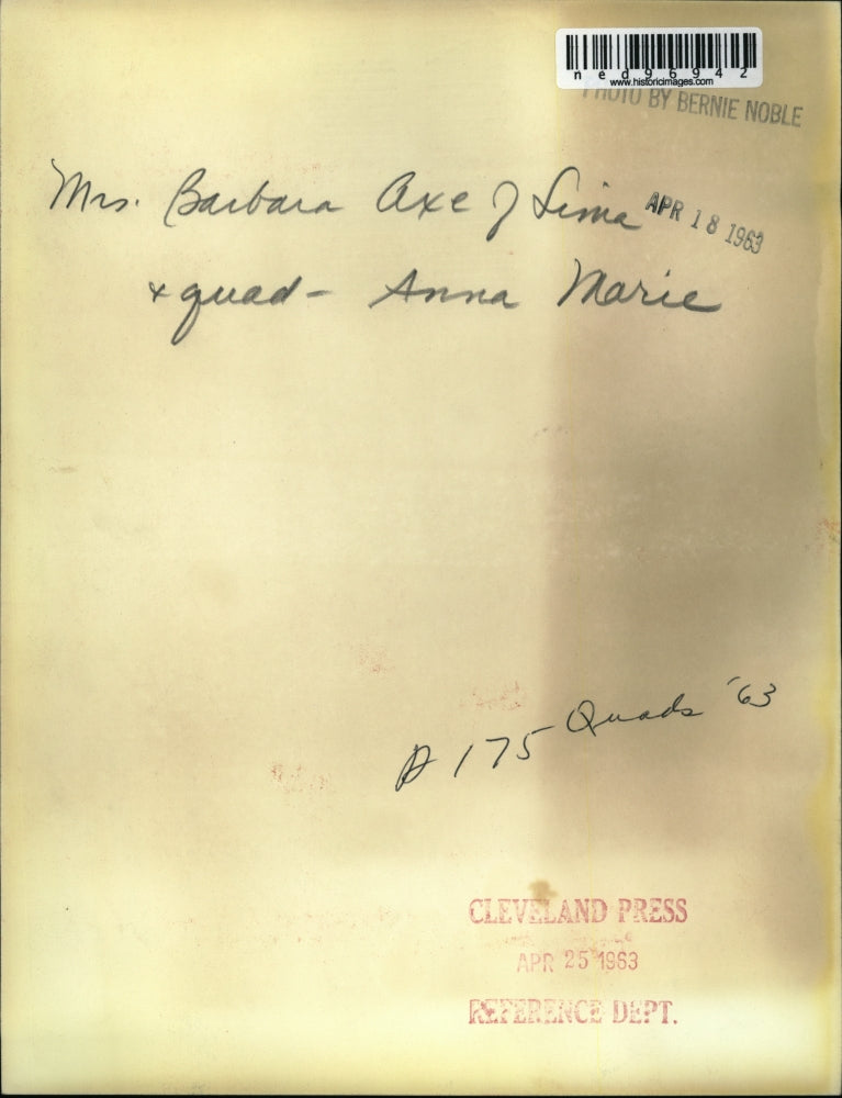 1963 Press Photo Mrs. Barbara Axe with 1 of her quad babies, Anna Marie