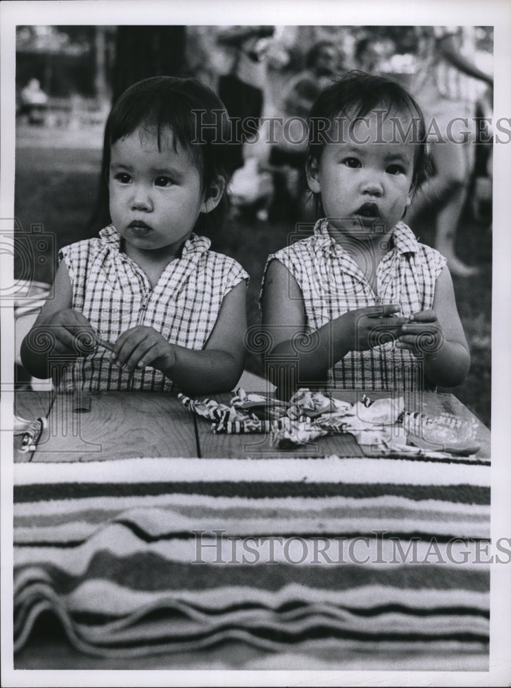 Load image into Gallery viewer, 1958 Press Photo Debbie and Becki Young with candy Ohio
