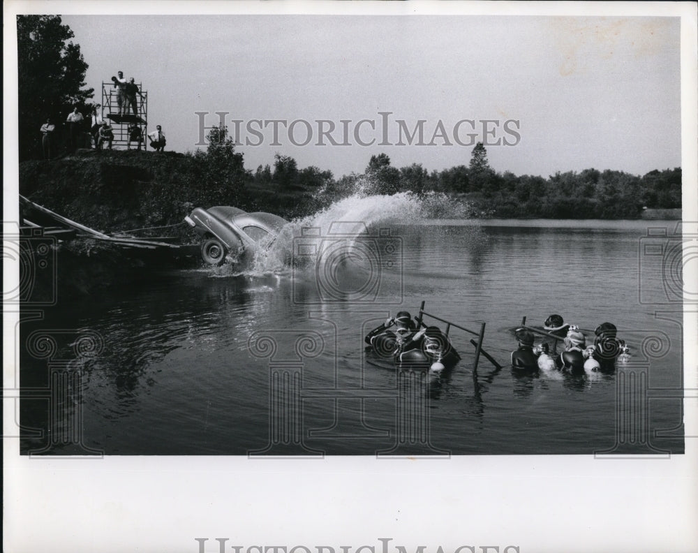 1961 Press Photo How to escape from a submerged auto Ohio