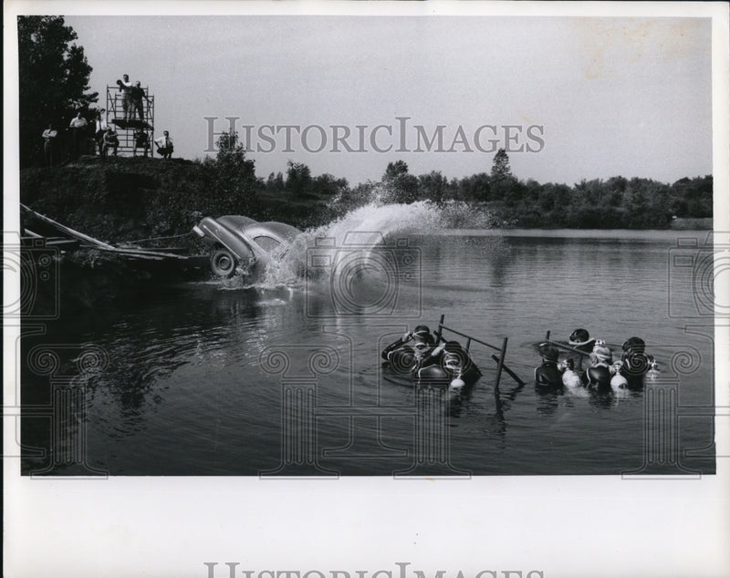 Load image into Gallery viewer, 1961 Press Photo How to escape from a submerged auto Ohio

