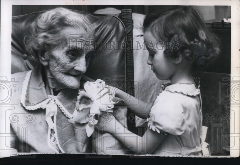Load image into Gallery viewer, 1954 Press Photo Janet Marie Kleimeyer and Mrs. Alice Osborne at Drake Hospital
