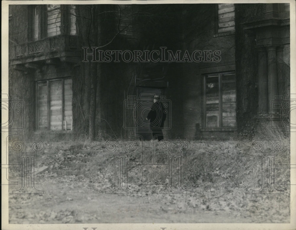 1929 Press Photo Patrolman William Schutt guarding Andrews Estate