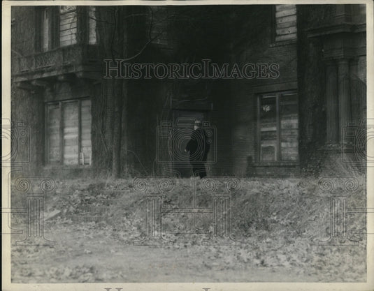 1929 Press Photo Patrolman William Schutt guarding Andrews Estate
