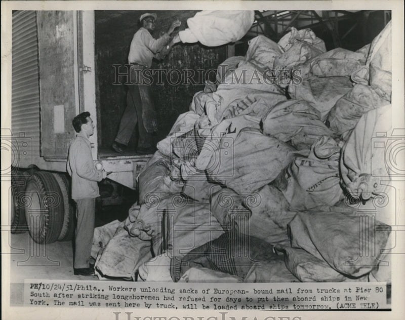 Load image into Gallery viewer, 1951 Press Photo Philadelphia Pa workers a&amp; mail bound for Europe
