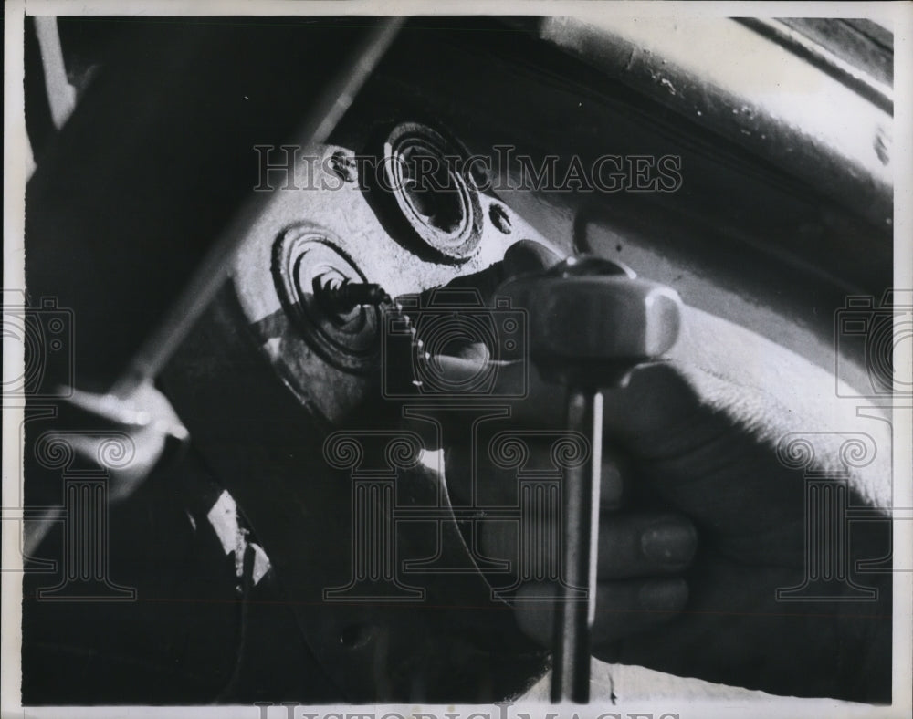 1959 Press Photo Plunkett's Car Ignition Light Chain Nothing Wrong With It