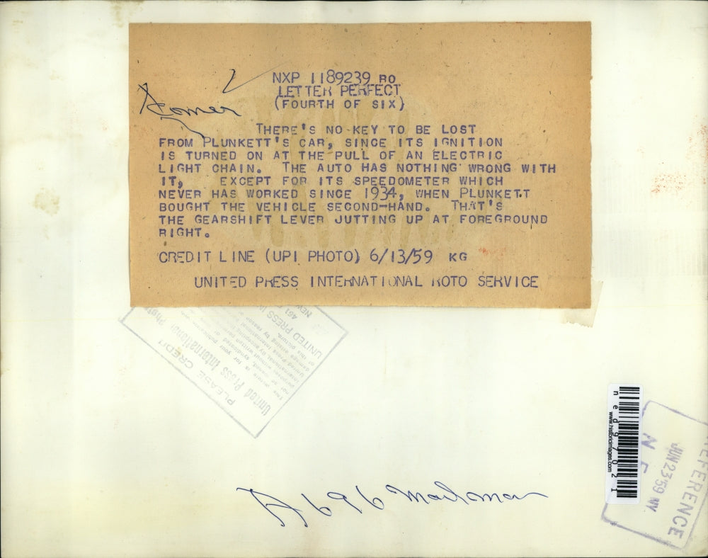 1959 Press Photo Plunkett's Car Ignition Light Chain Nothing Wrong With It