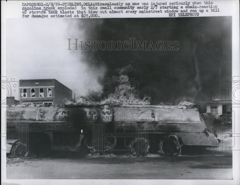 Load image into Gallery viewer, 1958 Press Photo Sterling Okla burning gas tanker truck exploded
