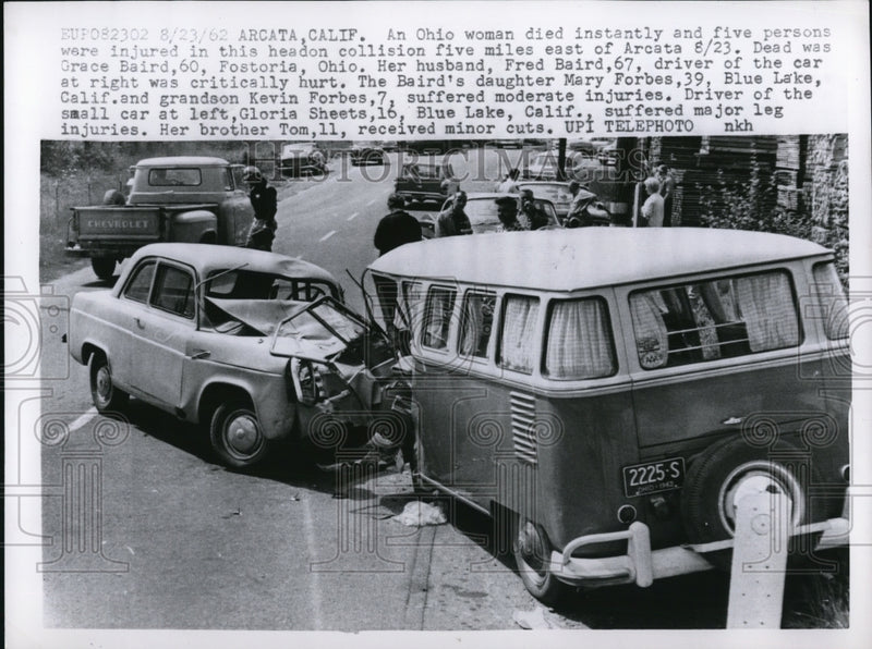 Load image into Gallery viewer, 1962 Press Photo Arcata Calif head on collision of auto &amp; a van killed 1
