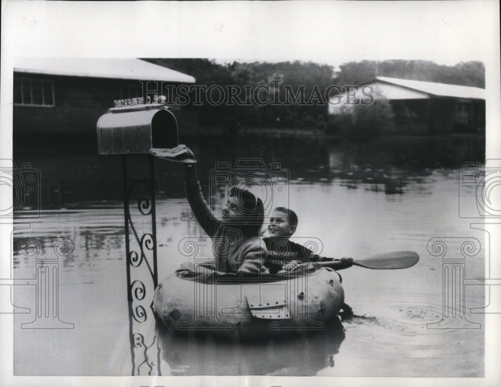 1956 Press Photo Dallas Texass Sally & Cliff Glen i rowboat in floods at postbox