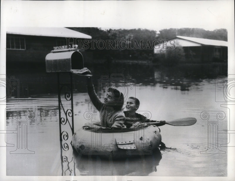 Load image into Gallery viewer, 1956 Press Photo Dallas Texass Sally &amp; Cliff Glen i rowboat in floods at postbox
