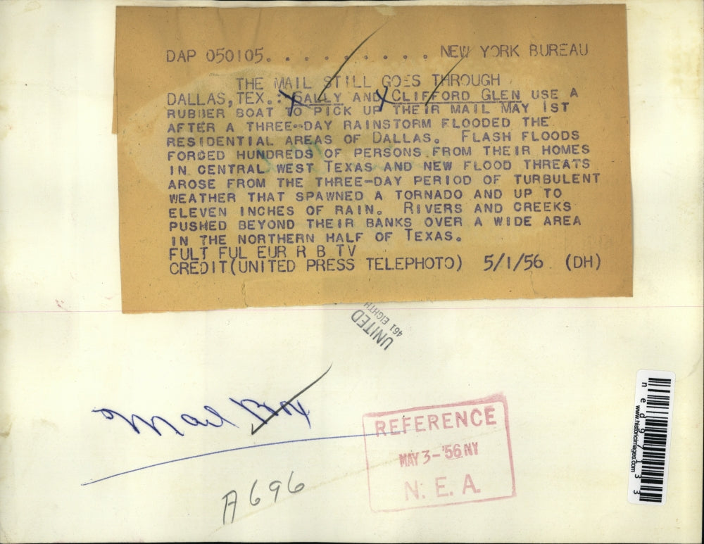 1956 Press Photo Dallas Texass Sally & Cliff Glen i rowboat in floods at postbox