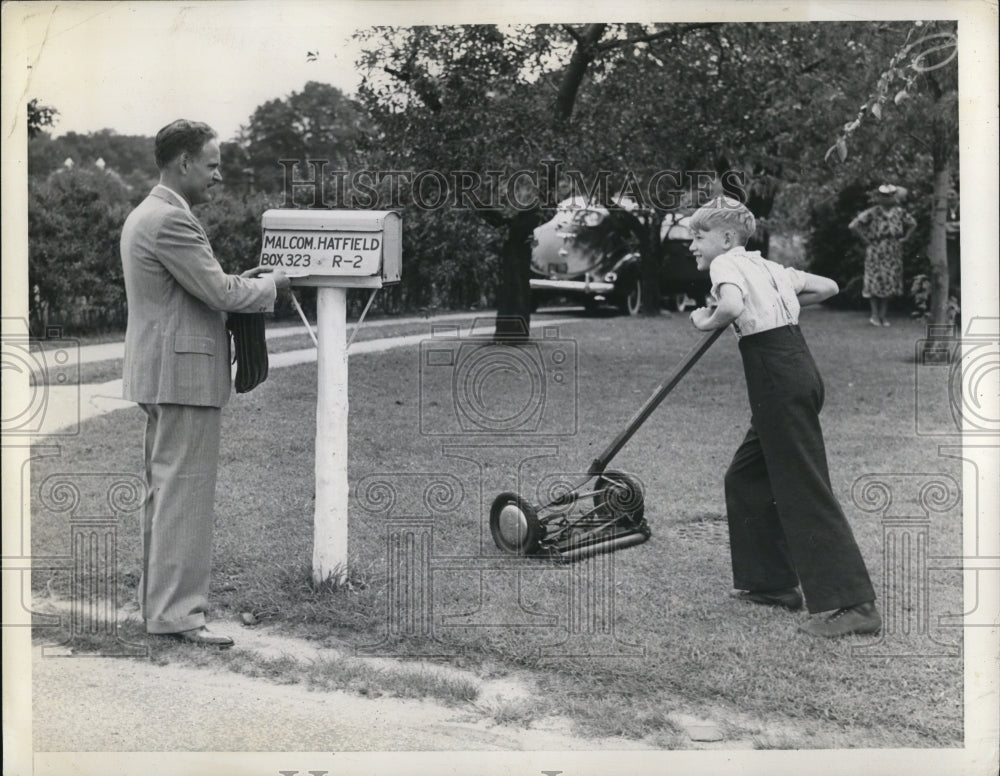 1939 Press Photo A mailbox at Malcolm Hatfield home & son mows the lawn