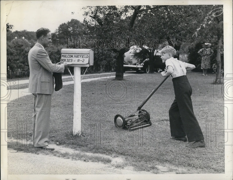 Load image into Gallery viewer, 1939 Press Photo A mailbox at Malcolm Hatfield home &amp; son mows the lawn
