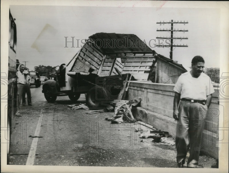 Load image into Gallery viewer, 1949 Press Photo Sarasota Fla tractor trailer jack knifed over a bridge
