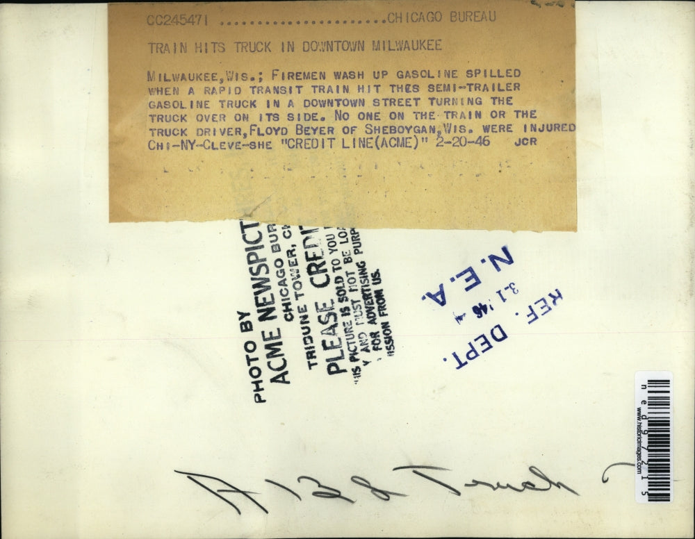 1946 Press Photo Milwaukee Wis firemen at overturned gas tanker truck