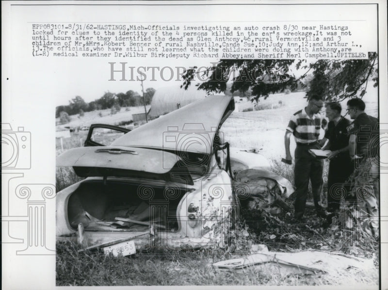 Load image into Gallery viewer, 1962 Press Photo Hastings MichCar wreck &amp; Sheriff M Campbell &amp; R Abbey
