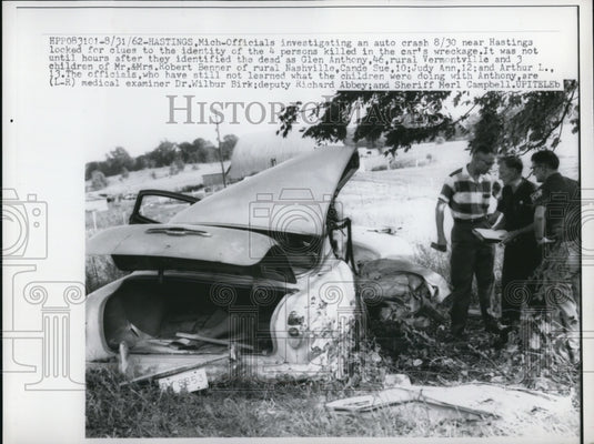 1962 Press Photo Hastings MichCar wreck & Sheriff M Campbell & R Abbey