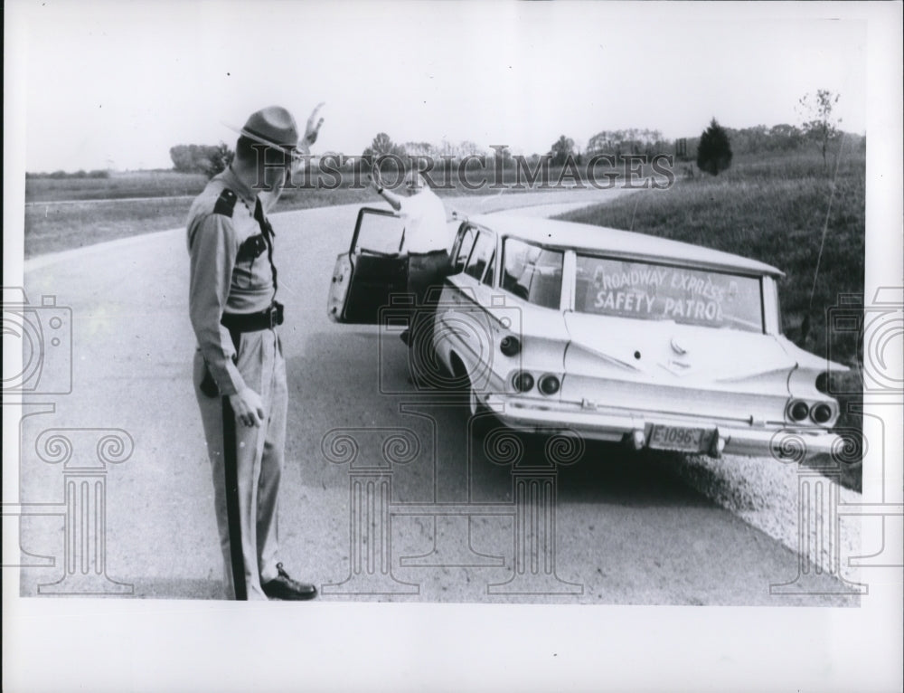 1962 Press Photo Road Distress Signals Thanking Highway Patrol- Historic Images