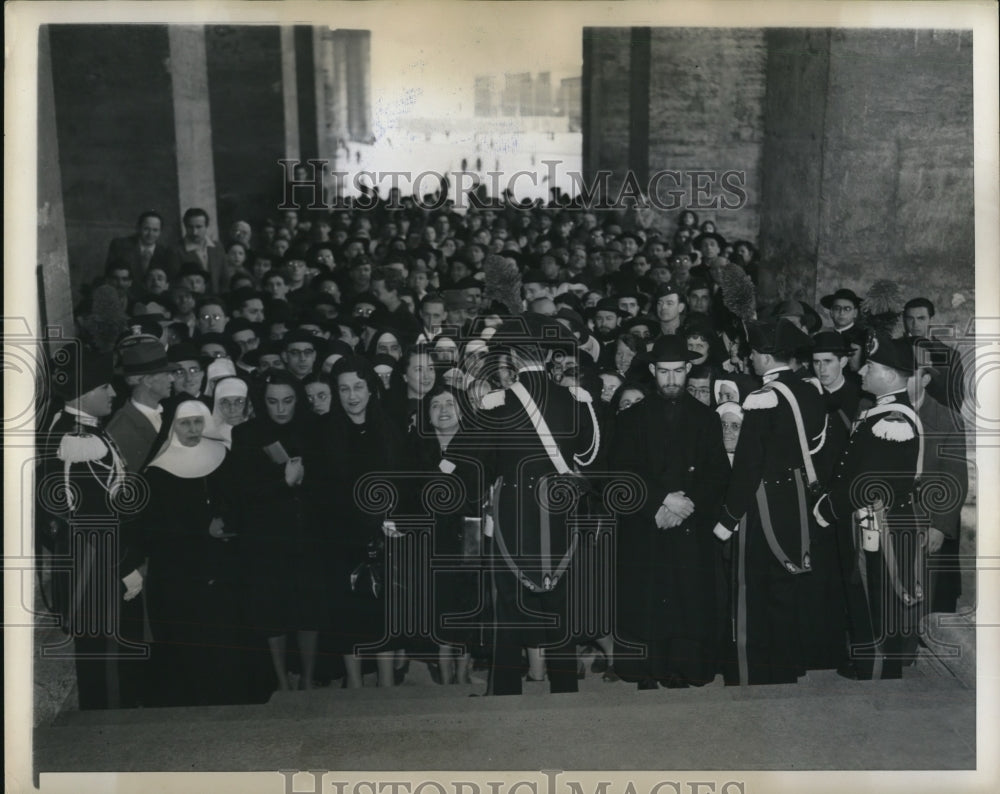1946 Press Photo Huge Crowds Gather at St Peters Cathedral at Cardinals Elevatio