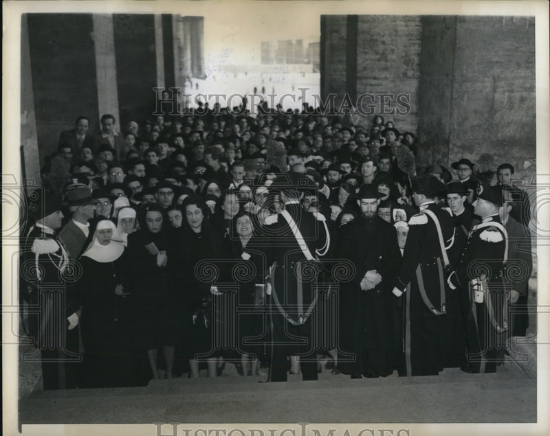 Load image into Gallery viewer, 1946 Press Photo Huge Crowds Gather at St Peters Cathedral at Cardinals Elevatio
