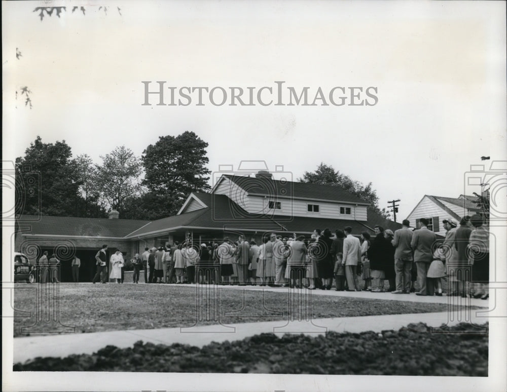 1953 Press Photo Crowd outside Builders Exchange West Side Idea House
