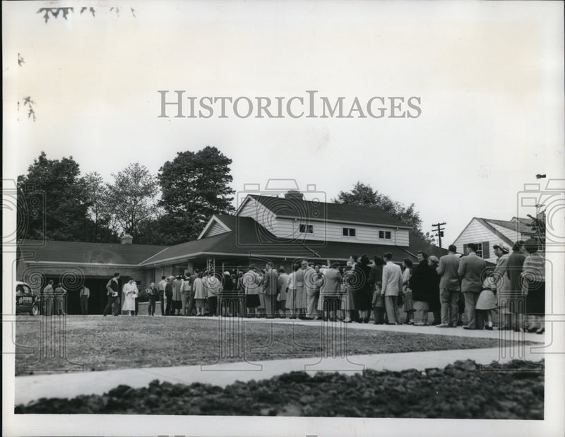 Load image into Gallery viewer, 1953 Press Photo Crowd outside Builders Exchange West Side Idea House
