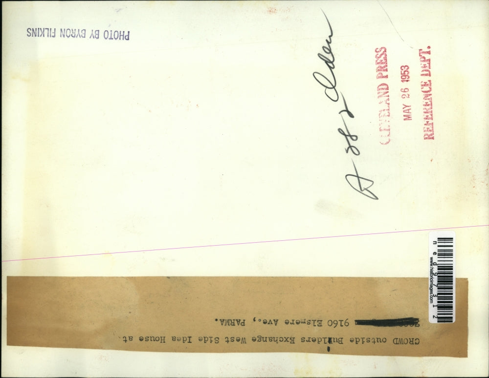 1953 Press Photo Crowd outside Builders Exchange West Side Idea House