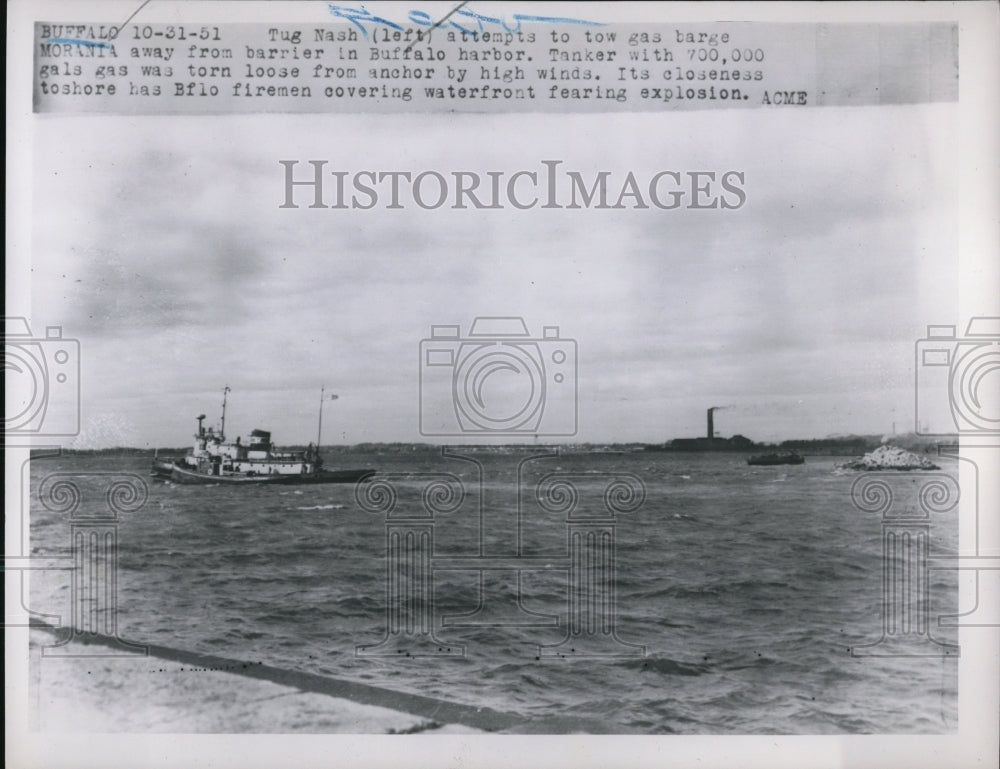 1951 Press Photo Tug Nash (L) attempt to tow gas barge Morania away from barrier